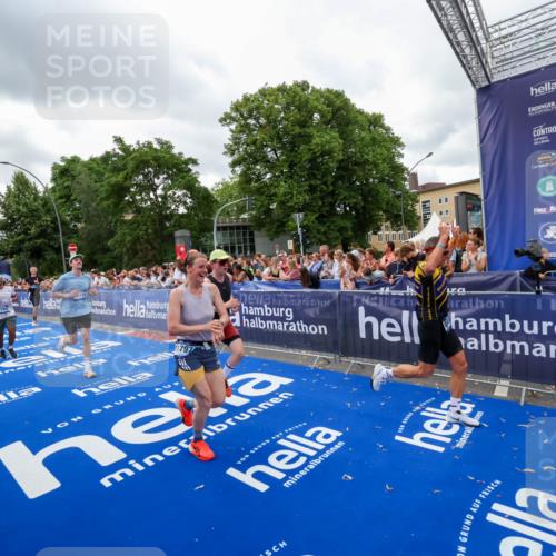 29.06.2025 - hella hamburg halbmarathon Zöllner http://msf.ph/oto/8422892 29.06.2025 10:54:36 Ziel 2474, 3794, 4868, 5259, 8798, 9012, 10040, 10368, 10376, 11797, 11799, 12607, 15146 meine-sportfotos.de