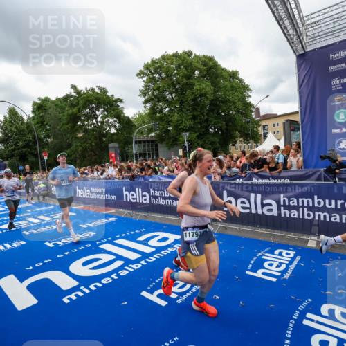 29.06.2025 - hella hamburg halbmarathon Zöllner http://msf.ph/oto/8422906 29.06.2025 10:54:36 Ziel 2474, 3794, 4868, 5259, 8798, 9012, 10040, 10368, 10376, 11797, 11799, 12607, 15146 meine-sportfotos.de