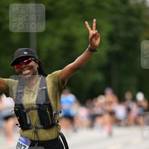 29.06.2025 - hella hamburg halbmarathon Dr. Thomas Lammeyer http://msf.ph/oto/8422937 29.06.2025 10:48:28 Kennedybrücke 1026, 1095, 1400, 1459, 1802, 1804, 2073, 2258, 2674, 2733, 3065, 3597, 4636, 4866, 5001, 5127, 5192, 5201, 5649, 5902, 5905, 6226, 6334, 6931, 7197, 8058, 8504, 8591, 9879, 10006, 10097, 10220, 10285, 10553, 11093 meine-sportfotos.de