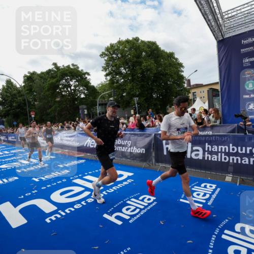 29.06.2025 - hella hamburg halbmarathon Zöllner http://msf.ph/oto/8422938 29.06.2025 10:32:49 Ziel 7965, 8062, 12987, 13686, 13961, 14028, 15054, 16425, 17117, 17151 meine-sportfotos.de