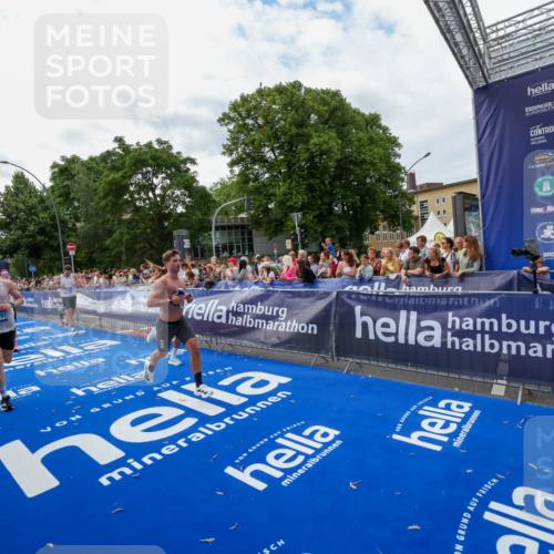 29.06.2025 - hella hamburg halbmarathon Zöllner http://msf.ph/oto/8422962 29.06.2025 10:32:49 Ziel 7965, 8062, 12987, 13686, 13961, 14028, 15054, 16425, 17117, 17151 meine-sportfotos.de