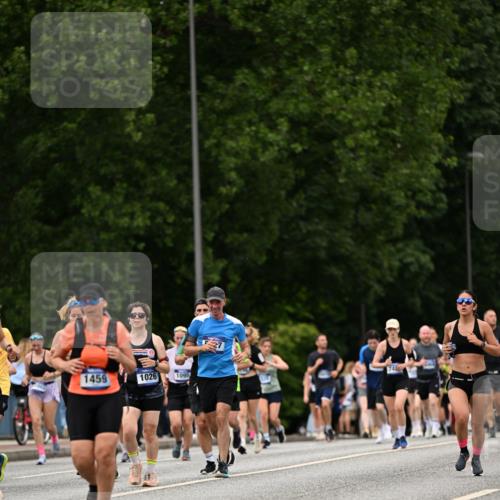 29.06.2025 - hella hamburg halbmarathon Dr. Thomas Lammeyer http://msf.ph/oto/8422971 29.06.2025 10:48:30 Kennedybrücke 1026, 1095, 1400, 1459, 1802, 1804, 2073, 2258, 2674, 2733, 3065, 3597, 4636, 4866, 4968, 5001, 5127, 5192, 5201, 5355, 5649, 5902, 5905, 6226, 6334, 6931, 7197, 7489, 8058, 8504, 8591, 8870, 9331, 9879, 10006, 10097, 10220, 10285, 10553, 11093 meine-sportfotos.de