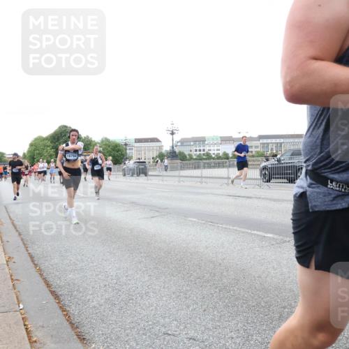 29.06.2025 - hella hamburg halbmarathon Lena Gebhardt http://msf.ph/oto/8422982 29.06.2025 10:52:56 Lombardsbrücke 16794, 1810, 1369, 1826, 2146, 2291, 2362, 2420, 2528, 2701, 2983, 2988, 3140, 3227, 3787, 4591, 4626, 4729, 5360, 6135, 6521, 7032, 7511, 7681, 7737, 8641, 9068, 9070, 9103, 9545, 10055, 10080, 10392, 10417, 10568, 10600, 10661, 10879, 10928, 10981, 11520, 11524, 11919, 12127, 12128, 12994, 13489, 13916, 13917, 14009, 14038, 14765, 14807, 14977, 14979, 16137 meine-sportfotos.de