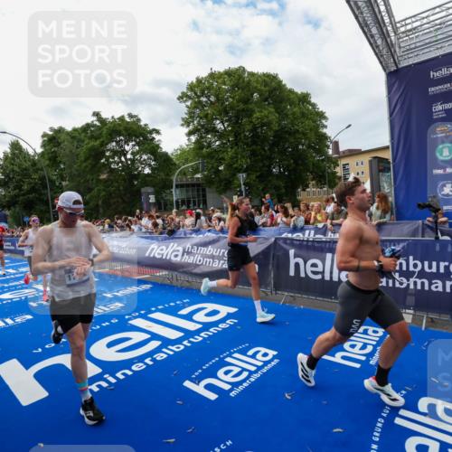 29.06.2025 - hella hamburg halbmarathon Zöllner http://msf.ph/oto/8422985 29.06.2025 10:32:50 Ziel 7965, 8062, 12987, 13686, 14028, 15054, 16425, 17117, 17151, 18687 meine-sportfotos.de