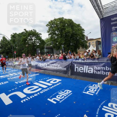 29.06.2025 - hella hamburg halbmarathon Zöllner http://msf.ph/oto/8423007 29.06.2025 10:32:51 Ziel 6358, 7965, 8062, 13686, 14028, 15054, 16425, 17151, 18687 meine-sportfotos.de