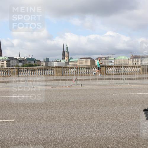 29.06.2025 - hella hamburg halbmarathon Lena Gebhardt http://msf.ph/oto/8423009 29.06.2025 08:57:53 Lombardsbrücke  meine-sportfotos.de