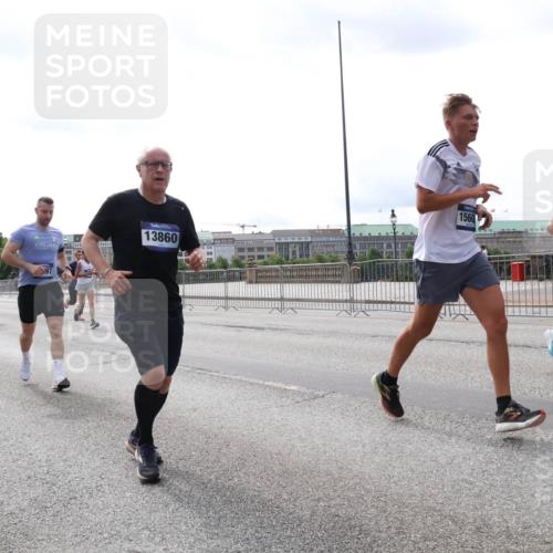 29.06.2025 - hella hamburg halbmarathon Lena Gebhardt http://msf.ph/oto/8423016 29.06.2025 10:28:06 Lombardsbrücke 13860, 97, 1560, 1148, 2080, 3389, 3445, 5177, 5369, 5604, 5847, 6214, 6632, 7497, 7667, 7764, 7978, 8085, 8215, 8327, 9567, 9653, 9654, 9688, 10412, 10413, 11692, 11739, 12780, 12823, 12842, 13043, 13045, 13296, 13568, 13678, 13860, 14017, 14155, 14206, 15123, 15607, 15608, 16569, 16804, 16838, 18256, 18301, 18626 meine-sportfotos.de