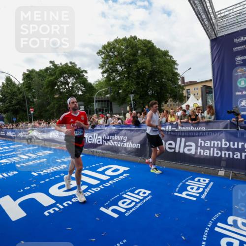 29.06.2025 - hella hamburg halbmarathon Zöllner http://msf.ph/oto/8423070 29.06.2025 10:32:53 Ziel 4749, 6358, 10453, 12290, 13686, 14028, 15054, 16425, 18687, 19059 meine-sportfotos.de