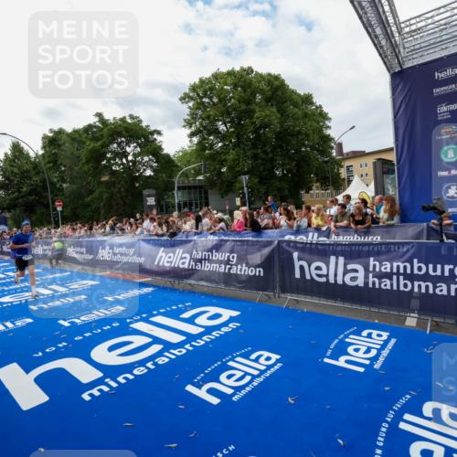 29.06.2025 - hella hamburg halbmarathon Zöllner http://msf.ph/oto/8423082 29.06.2025 10:32:55 Ziel 4463, 4749, 6358, 10453, 12290, 13686, 16425, 18687, 19059 meine-sportfotos.de