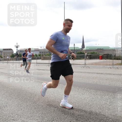 29.06.2025 - hella hamburg halbmarathon Lena Gebhardt http://msf.ph/oto/8423091 29.06.2025 10:28:07 Lombardsbrücke 14159, 40, 1148, 2080, 3389, 3445, 5177, 5369, 5604, 5847, 6632, 7497, 7667, 7764, 7978, 8085, 8215, 8327, 9567, 9653, 9654, 9688, 10412, 10413, 11692, 11739, 12780, 12823, 12842, 13043, 13045, 13296, 13568, 13678, 13860, 14017, 14155, 15123, 15607, 15608, 16569, 16804, 16838, 18256, 18301, 18604, 18626 meine-sportfotos.de