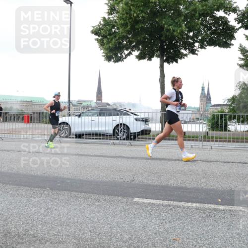 29.06.2025 - hella hamburg halbmarathon Lena Gebhardt http://msf.ph/oto/8423104 29.06.2025 10:52:57 Lombardsbrücke 1369, 1826, 2146, 2291, 2362, 2420, 2701, 2983, 2988, 3140, 3227, 3787, 4591, 4626, 4729, 5360, 5428, 6135, 6521, 7032, 7511, 7681, 7737, 8641, 9068, 9070, 9545, 10055, 10392, 10417, 10568, 10600, 10661, 10879, 10928, 10981, 11520, 11524, 11919, 12127, 12128, 12994, 13489, 13916, 13917, 14009, 14038, 14765, 14807, 14977, 14979, 16137 meine-sportfotos.de