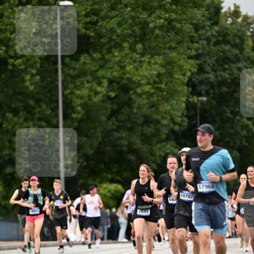 29.06.2025 - hella hamburg halbmarathon Dr. Thomas Lammeyer http://msf.ph/oto/8423171 29.06.2025 10:48:45 Kennedybrücke 1026, 1095, 1400, 1459, 1802, 1804, 2073, 2186, 2674, 2692, 2733, 3065, 3596, 4968, 5127, 5355, 6036, 6895, 7489, 8058, 8591, 8763, 8870, 9331, 9333, 10285, 10553, 10707 meine-sportfotos.de