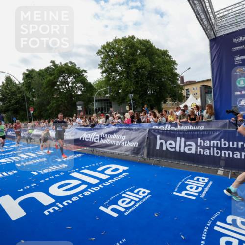 29.06.2025 - hella hamburg halbmarathon Zöllner http://msf.ph/oto/8423187 29.06.2025 10:32:58 Ziel 4463, 4749, 6358, 10453, 12290, 16425, 18679, 18687, 19059 meine-sportfotos.de