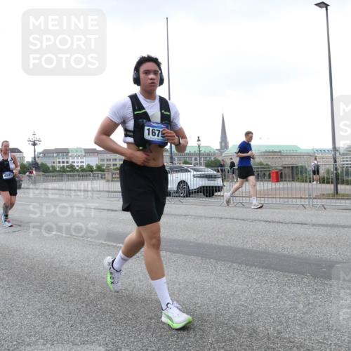 29.06.2025 - hella hamburg halbmarathon Lena Gebhardt http://msf.ph/oto/8423190 29.06.2025 10:52:58 Lombardsbrücke 4591, 1679, 1369, 1826, 2146, 2291, 2362, 2420, 2701, 2983, 2988, 3140, 3227, 3787, 4591, 4626, 4729, 5360, 5428, 6135, 6521, 7032, 7483, 7511, 7681, 7737, 8641, 9068, 9070, 9545, 10055, 10392, 10417, 10568, 10600, 10661, 10879, 10928, 10981, 11520, 11524, 11919, 12127, 12128, 12994, 13489, 13916, 13917, 14009, 14038, 14765, 14807, 14977, 14979, 16137 meine-sportfotos.de