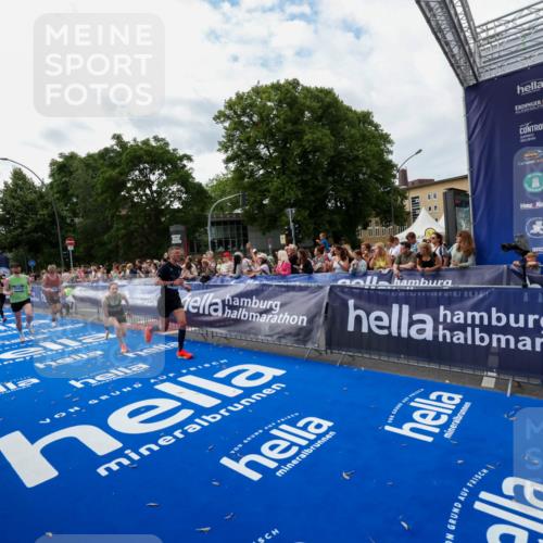 29.06.2025 - hella hamburg halbmarathon Zöllner http://msf.ph/oto/8423196 29.06.2025 10:32:59 Ziel 4463, 4749, 6358, 10453, 12290, 18679, 18687, 19059 meine-sportfotos.de