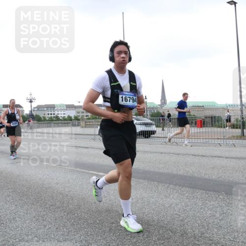 29.06.2025 - hella hamburg halbmarathon Lena Gebhardt http://msf.ph/oto/8423205 29.06.2025 10:52:58 Lombardsbrücke 4591, 16794, 1369, 1826, 2146, 2291, 2362, 2420, 2701, 2983, 2988, 3140, 3227, 3787, 4591, 4626, 4729, 5360, 5428, 6135, 6521, 7032, 7483, 7511, 7681, 7737, 8641, 9068, 9070, 9545, 10055, 10392, 10417, 10568, 10600, 10661, 10879, 10928, 10981, 11520, 11524, 11919, 12127, 12128, 12994, 13489, 13916, 13917, 14009, 14038, 14765, 14807, 14977, 14979, 16137 meine-sportfotos.de