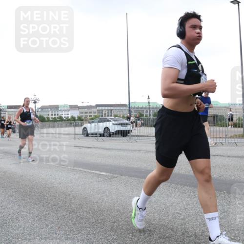 29.06.2025 - hella hamburg halbmarathon Lena Gebhardt http://msf.ph/oto/8423230 29.06.2025 10:52:58 Lombardsbrücke 0981, 4591, 1369, 1826, 2146, 2291, 2362, 2420, 2701, 2983, 2988, 3140, 3227, 3787, 4591, 4626, 4729, 5360, 5428, 6135, 6521, 7032, 7483, 7511, 7681, 7737, 8641, 9068, 9070, 9545, 10055, 10392, 10417, 10568, 10600, 10661, 10879, 10928, 10981, 11520, 11524, 11919, 12127, 12128, 12994, 13489, 13916, 13917, 14009, 14038, 14765, 14807, 14977, 14979, 16137 meine-sportfotos.de