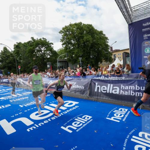 29.06.2025 - hella hamburg halbmarathon Zöllner http://msf.ph/oto/8423235 29.06.2025 10:33:00 Ziel 4463, 4749, 6358, 10453, 11169, 12290, 18679, 19059 meine-sportfotos.de