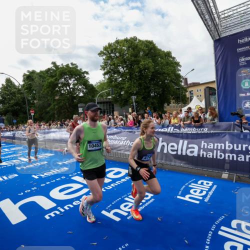 29.06.2025 - hella hamburg halbmarathon Zöllner http://msf.ph/oto/8423244 29.06.2025 10:33:00 Ziel 4463, 4749, 6358, 10453, 11169, 12290, 18679, 19059 meine-sportfotos.de