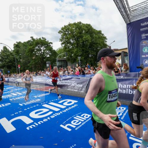 29.06.2025 - hella hamburg halbmarathon Zöllner http://msf.ph/oto/8423252 29.06.2025 10:33:01 Ziel 4463, 4749, 10453, 11169, 12290, 18679, 19059 meine-sportfotos.de