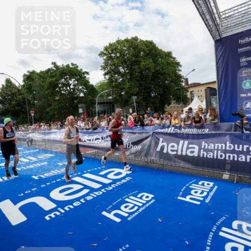 29.06.2025 - hella hamburg halbmarathon Zöllner http://msf.ph/oto/8423264 29.06.2025 10:33:01 Ziel 4463, 4749, 10453, 11169, 12290, 18679, 19059 meine-sportfotos.de