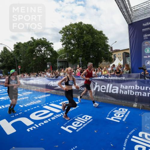 29.06.2025 - hella hamburg halbmarathon Zöllner http://msf.ph/oto/8423273 29.06.2025 10:33:01 Ziel 4463, 4749, 10453, 11169, 12290, 18679, 19059 meine-sportfotos.de