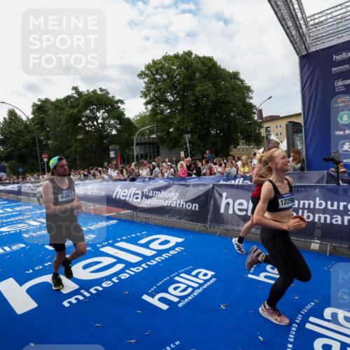 29.06.2025 - hella hamburg halbmarathon Zöllner http://msf.ph/oto/8423286 29.06.2025 10:33:02 Ziel 4463, 11169, 12290, 18679, 19059 meine-sportfotos.de