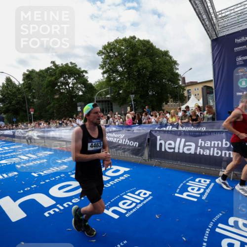 29.06.2025 - hella hamburg halbmarathon Zöllner http://msf.ph/oto/8423294 29.06.2025 10:33:02 Ziel 4463, 11169, 12290, 18679, 19059 meine-sportfotos.de