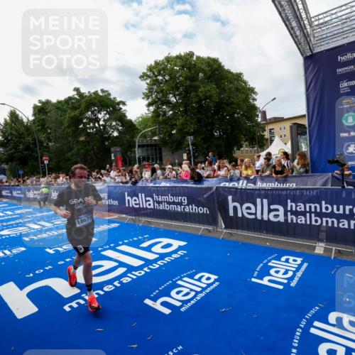29.06.2025 - hella hamburg halbmarathon Zöllner http://msf.ph/oto/8423343 29.06.2025 10:33:06 Ziel 11169, 14276, 17802, 18679 meine-sportfotos.de