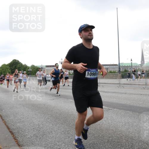 29.06.2025 - hella hamburg halbmarathon Lena Gebhardt http://msf.ph/oto/8423352 29.06.2025 10:53:01 Lombardsbrücke 10981, 4591, 1369, 1826, 2146, 2291, 2362, 2409, 2701, 2983, 2988, 3140, 3227, 3787, 4591, 4626, 4729, 5428, 6135, 6521, 7032, 7483, 7511, 7681, 7737, 8414, 8641, 9068, 9070, 9545, 10055, 10417, 10568, 10600, 10661, 10879, 10928, 10981, 11520, 11524, 11919, 12127, 12128, 12193, 12700, 12994, 13489, 13916, 13917, 14009, 14038, 14765, 14807, 14977, 14979, 16137 meine-sportfotos.de