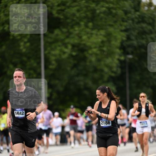 29.06.2025 - hella hamburg halbmarathon Dr. Thomas Lammeyer http://msf.ph/oto/8423359 29.06.2025 10:48:51 Kennedybrücke 1026, 1095, 1802, 1804, 2073, 2186, 2692, 3065, 3596, 4215, 4968, 5127, 5355, 5730, 5731, 6036, 6895, 7489, 7610, 7818, 8763, 8870, 9331, 9333, 10285, 10303, 10304, 10707 meine-sportfotos.de