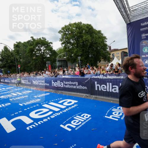 29.06.2025 - hella hamburg halbmarathon Zöllner http://msf.ph/oto/8423362 29.06.2025 10:33:06 Ziel 11169, 14276, 17802, 18679 meine-sportfotos.de