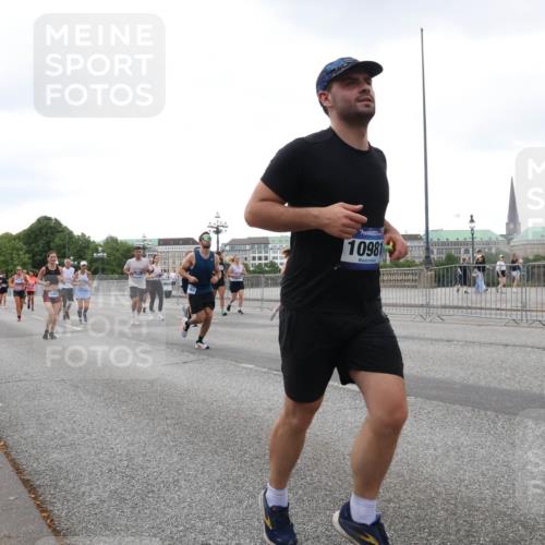 29.06.2025 - hella hamburg halbmarathon Lena Gebhardt http://msf.ph/oto/8423364 29.06.2025 10:53:01 Lombardsbrücke 10981, 1369, 1826, 2146, 2291, 2362, 2409, 2701, 2983, 2988, 3140, 3227, 3787, 4591, 4626, 4729, 5428, 6135, 6521, 7032, 7483, 7511, 7681, 7737, 8414, 8641, 9068, 9070, 9545, 10055, 10417, 10568, 10600, 10661, 10879, 10928, 10981, 11520, 11524, 11919, 12127, 12128, 12193, 12700, 12994, 13489, 13916, 13917, 14009, 14038, 14765, 14807, 14977, 14979, 16137 meine-sportfotos.de