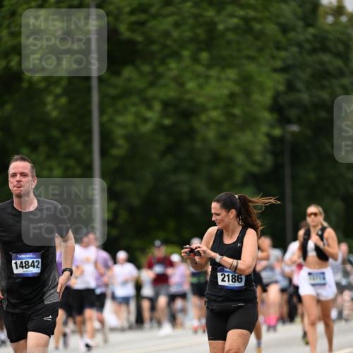 29.06.2025 - hella hamburg halbmarathon Dr. Thomas Lammeyer http://msf.ph/oto/8423368 29.06.2025 10:48:51 Kennedybrücke 1026, 1095, 1802, 1804, 2073, 2186, 2692, 3065, 3596, 4215, 4968, 5127, 5355, 5730, 5731, 6036, 6895, 7489, 7610, 7818, 8763, 8870, 9331, 9333, 10285, 10303, 10304, 10707 meine-sportfotos.de