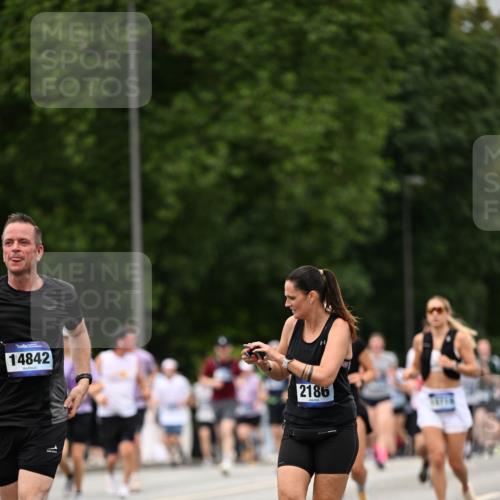 29.06.2025 - hella hamburg halbmarathon Dr. Thomas Lammeyer http://msf.ph/oto/8423370 29.06.2025 10:48:51 Kennedybrücke 1026, 1095, 1802, 1804, 2073, 2186, 2692, 3065, 3596, 4215, 4968, 5127, 5355, 5730, 5731, 6036, 6895, 7489, 7610, 7818, 8763, 8870, 9331, 9333, 10285, 10303, 10304, 10707 meine-sportfotos.de