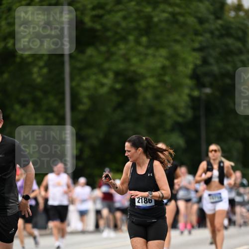 29.06.2025 - hella hamburg halbmarathon Dr. Thomas Lammeyer http://msf.ph/oto/8423379 29.06.2025 10:48:51 Kennedybrücke 1026, 1095, 1802, 1804, 2073, 2186, 2692, 3065, 3596, 4215, 4968, 5127, 5355, 5730, 5731, 6036, 6895, 7489, 7610, 7818, 8763, 8870, 9331, 9333, 10285, 10303, 10304, 10707 meine-sportfotos.de