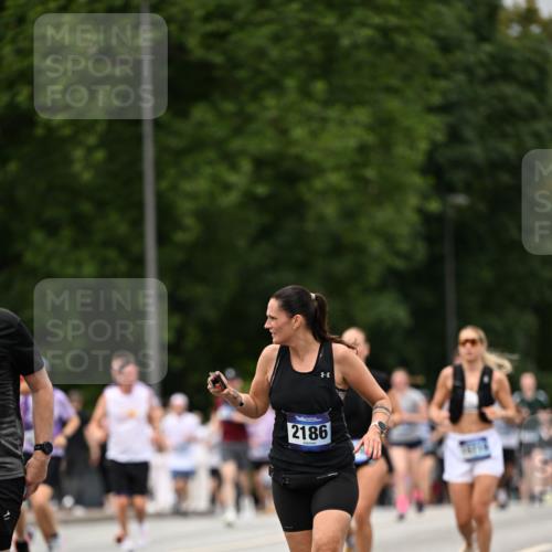 29.06.2025 - hella hamburg halbmarathon Dr. Thomas Lammeyer http://msf.ph/oto/8423382 29.06.2025 10:48:52 Kennedybrücke 1026, 1095, 1802, 1804, 2073, 2186, 2692, 3065, 3596, 4215, 4968, 5127, 5355, 5730, 5731, 6036, 6895, 7489, 7610, 7818, 8763, 8870, 9331, 9333, 10303, 10304, 10707 meine-sportfotos.de