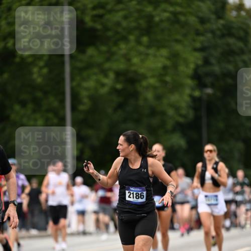 29.06.2025 - hella hamburg halbmarathon Dr. Thomas Lammeyer http://msf.ph/oto/8423387 29.06.2025 10:48:52 Kennedybrücke 1026, 1095, 1802, 1804, 2073, 2186, 2692, 3065, 3596, 4215, 4968, 5127, 5355, 5730, 5731, 6036, 6895, 7489, 7610, 7818, 8763, 8870, 9331, 9333, 10303, 10304, 10707 meine-sportfotos.de