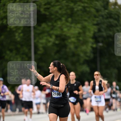 29.06.2025 - hella hamburg halbmarathon Dr. Thomas Lammeyer http://msf.ph/oto/8423393 29.06.2025 10:48:52 Kennedybrücke 1026, 1095, 1802, 1804, 2073, 2186, 2692, 3065, 3596, 4215, 4968, 5127, 5355, 5730, 5731, 6036, 6895, 7489, 7610, 7818, 8763, 8870, 9331, 9333, 10303, 10304, 10707 meine-sportfotos.de