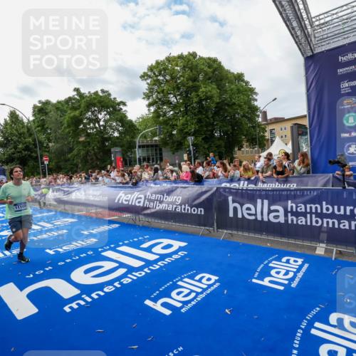 29.06.2025 - hella hamburg halbmarathon Zöllner http://msf.ph/oto/8423395 29.06.2025 10:33:08 Ziel 6473, 11169, 14276, 17802 meine-sportfotos.de