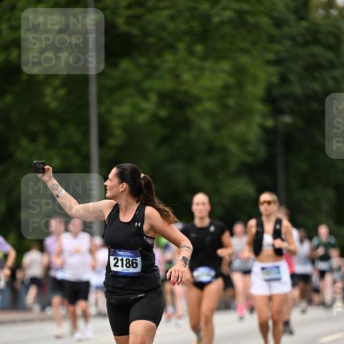 29.06.2025 - hella hamburg halbmarathon Dr. Thomas Lammeyer http://msf.ph/oto/8423398 29.06.2025 10:48:52 Kennedybrücke 1026, 1095, 1802, 1804, 2073, 2186, 2692, 3065, 3596, 4215, 4968, 5127, 5355, 5730, 5731, 6036, 6895, 7489, 7610, 7818, 8763, 8870, 9331, 9333, 10303, 10304, 10707 meine-sportfotos.de
