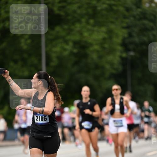 29.06.2025 - hella hamburg halbmarathon Dr. Thomas Lammeyer http://msf.ph/oto/8423411 29.06.2025 10:48:53 Kennedybrücke 1095, 1802, 1804, 2073, 2186, 2692, 3065, 3596, 4215, 4968, 5127, 5355, 5730, 5731, 6036, 6895, 7489, 7610, 7818, 8763, 8870, 9331, 9333, 10303, 10304, 10707 meine-sportfotos.de