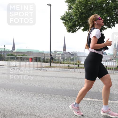 29.06.2025 - hella hamburg halbmarathon Lena Gebhardt http://msf.ph/oto/8423414 29.06.2025 10:28:13 Lombardsbrücke 1148, 3445, 5177, 5369, 5604, 5847, 6632, 7497, 7667, 7980, 8215, 8327, 9567, 9653, 9654, 9688, 11692, 11739, 12780, 12823, 12842, 13045, 13296, 13400, 13568, 13678, 13860, 14017, 14155, 15123, 15607, 15608, 16569, 16804, 18256, 18604, 18626, 19180 meine-sportfotos.de