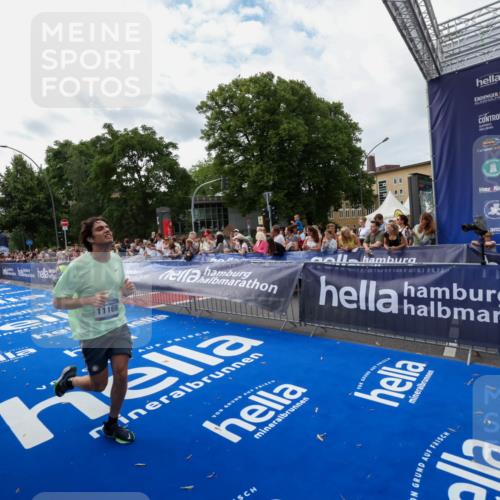 29.06.2025 - hella hamburg halbmarathon Zöllner http://msf.ph/oto/8423417 29.06.2025 10:33:08 Ziel 6473, 11169, 14276, 17802 meine-sportfotos.de