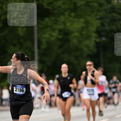 29.06.2025 - hella hamburg halbmarathon Dr. Thomas Lammeyer http://msf.ph/oto/8423424 29.06.2025 10:48:53 Kennedybrücke 1095, 1802, 1804, 2073, 2186, 2692, 3065, 3596, 4215, 4968, 5127, 5355, 5730, 5731, 6036, 6895, 7489, 7610, 7818, 8763, 8870, 9331, 9333, 10303, 10304, 10707 meine-sportfotos.de