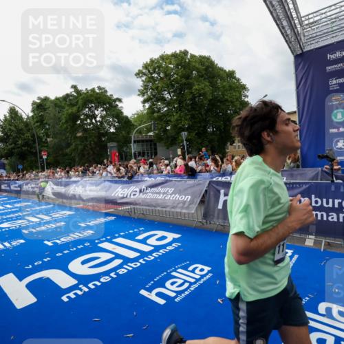 29.06.2025 - hella hamburg halbmarathon Zöllner http://msf.ph/oto/8423437 29.06.2025 10:33:09 Ziel 1910, 6473, 11169, 14276, 17802 meine-sportfotos.de