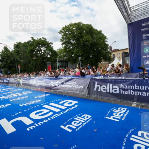 29.06.2025 - hella hamburg halbmarathon Zöllner http://msf.ph/oto/8423444 29.06.2025 10:33:09 Ziel 1910, 6473, 11169, 14276, 17802 meine-sportfotos.de