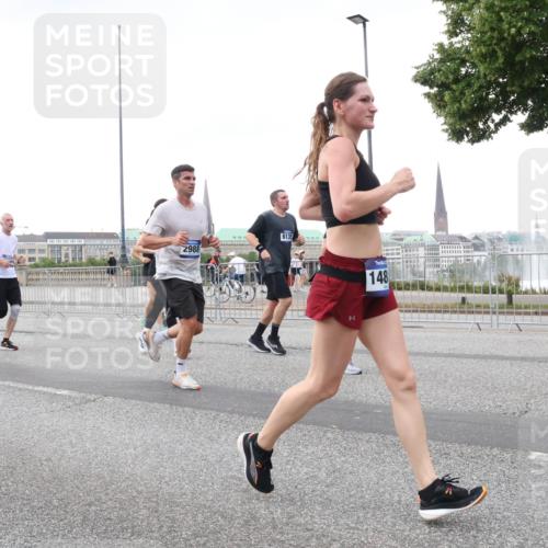 29.06.2025 - hella hamburg halbmarathon Lena Gebhardt http://msf.ph/oto/8423517 29.06.2025 10:53:05 Lombardsbrücke 12127, 14979, 12128, 2988, 6135, 148, 1369, 1826, 2146, 2291, 2362, 2409, 2701, 2988, 3140, 3227, 3787, 4195, 4591, 4626, 4729, 5428, 6135, 6521, 7032, 7483, 7681, 7737, 8212, 8414, 8641, 9545, 9764, 10043, 10055, 10417, 10490, 10568, 10600, 10661, 10879, 10981, 11520, 11524, 11919, 12127, 12128, 12193, 12219, 12700, 12994, 13489, 13916, 13917, 14009, 14038, 14765, 14807, 14977, 14979, 16137 meine-sportfotos.de