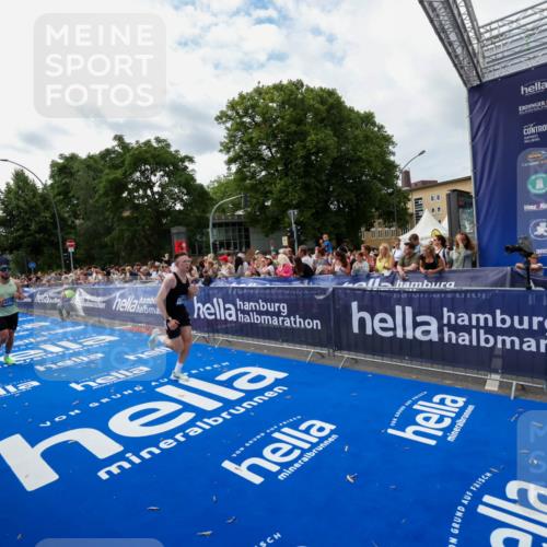29.06.2025 - hella hamburg halbmarathon Zöllner http://msf.ph/oto/8423533 29.06.2025 10:33:12 Ziel 1910, 6473, 14276, 17802 meine-sportfotos.de