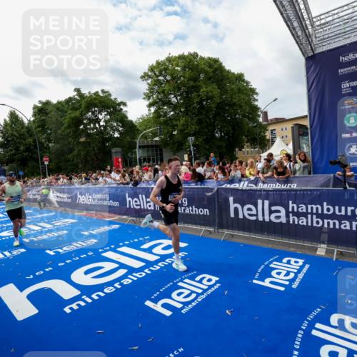 29.06.2025 - hella hamburg halbmarathon Zöllner http://msf.ph/oto/8423543 29.06.2025 10:33:13 Ziel 1910, 6473, 14276, 17802 meine-sportfotos.de